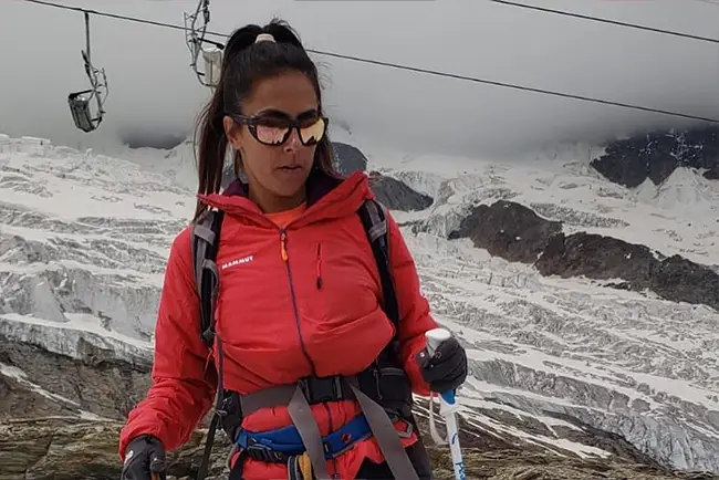 Carol Barcellos em aventura do Planeta Extremo, enfrentando desafios de escalada e ultramaratona, referência em jornalismo esportivo e empoderamento feminino.