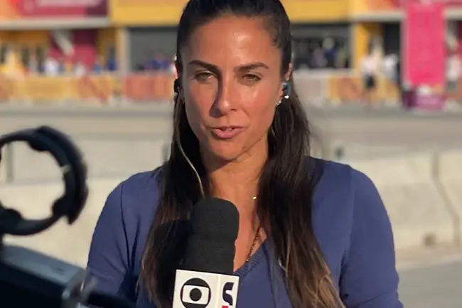 Carol Barcellos, jornalista de esporte, em transmissão ao vivo pela Globo, atuando como repórter de futebol e esportes.
