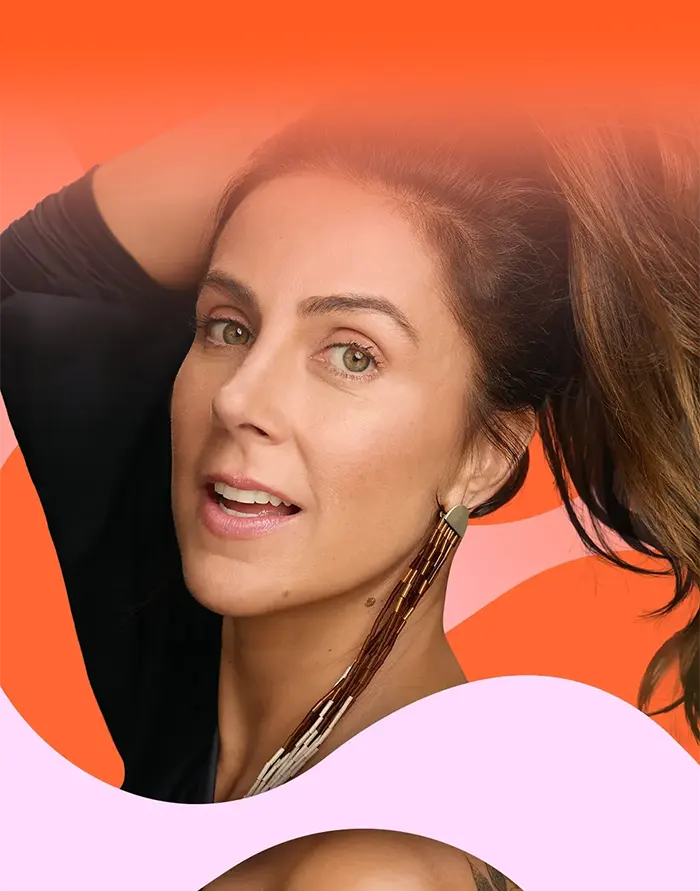 Carol Barcellos envolvida por símbolo do seu logo em imagem decorativa. O fundo é laranja, o símbolo é lilás.