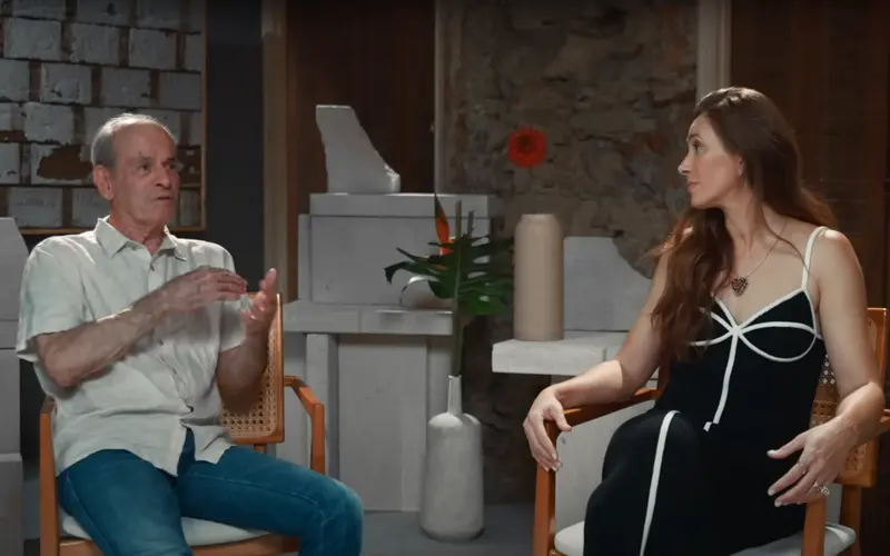 Ney Matogrosso em entrevista no videocast Muito Além do Esporte, discutindo arte, esporte e superação ao lado de Maria Clara Salgado.