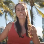 Carol Barcellos cobrindo o Mundial de Clubes da FIFA 2025, unindo jornalismo esportivo, carisma e cobertura em campo com cenário tropical ao fundo