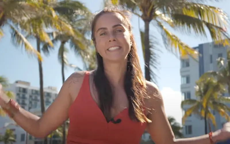 Carol Barcellos cobrindo o Mundial de Clubes da FIFA 2025, unindo jornalismo esportivo, carisma e cobertura em campo com cenário tropical ao fundo