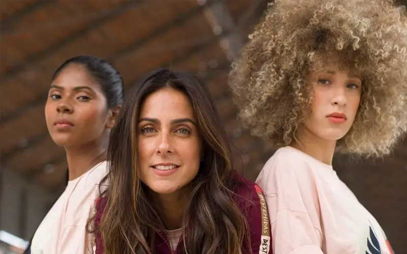 Carol Barcellos com duas participantes da ONG Destemidas, projeto de empoderamento feminino e autonomia pelo esporte no Complexo da Maré.