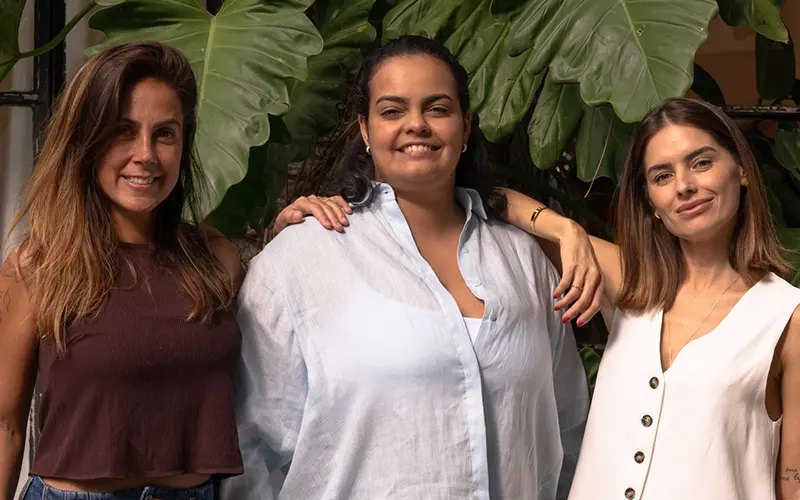 Carol Barcellos ao lado das sócias da SuperNova Sports, agência de marketing esportivo focada em esporte, inovação e empoderamento feminino