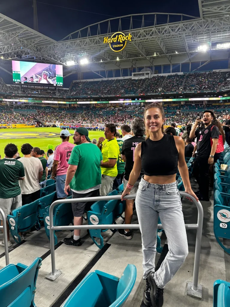 Carol Barcellos no Hard Rock Stadium durante gravações de Rota 32 para o Globoplay