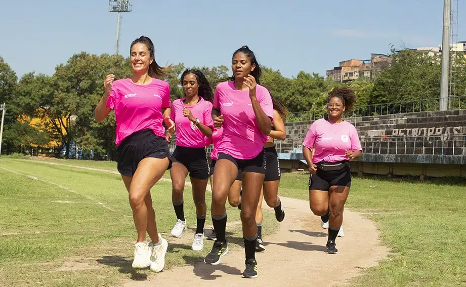 Carol Barcellos corre com participantes do projeto Destemidas no Complexo da Maré