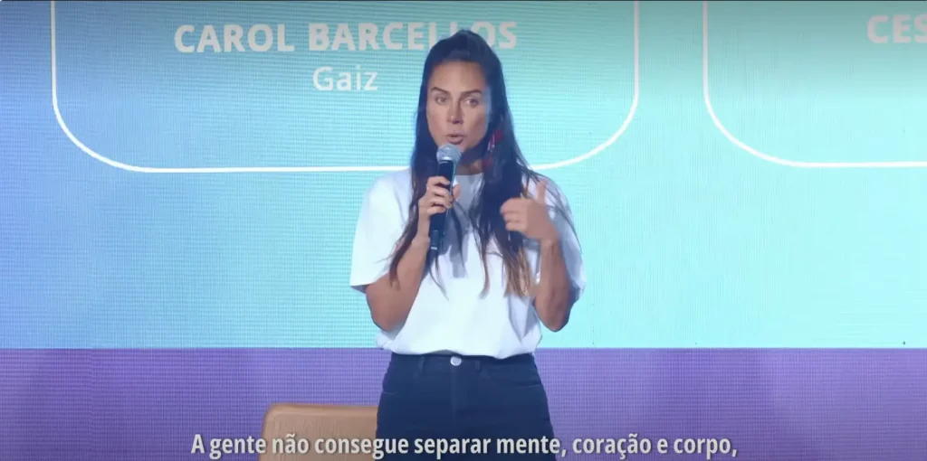 Carol Barcellos palestrando no Flow Summit 2025