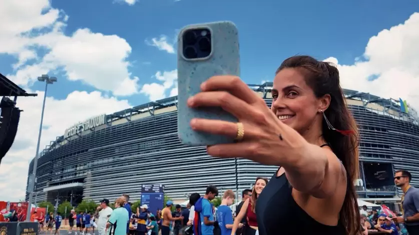Carol Barcellos grava Rota 32 em estádio da Copa do Mundo de Clubes nos Estados Unidos
