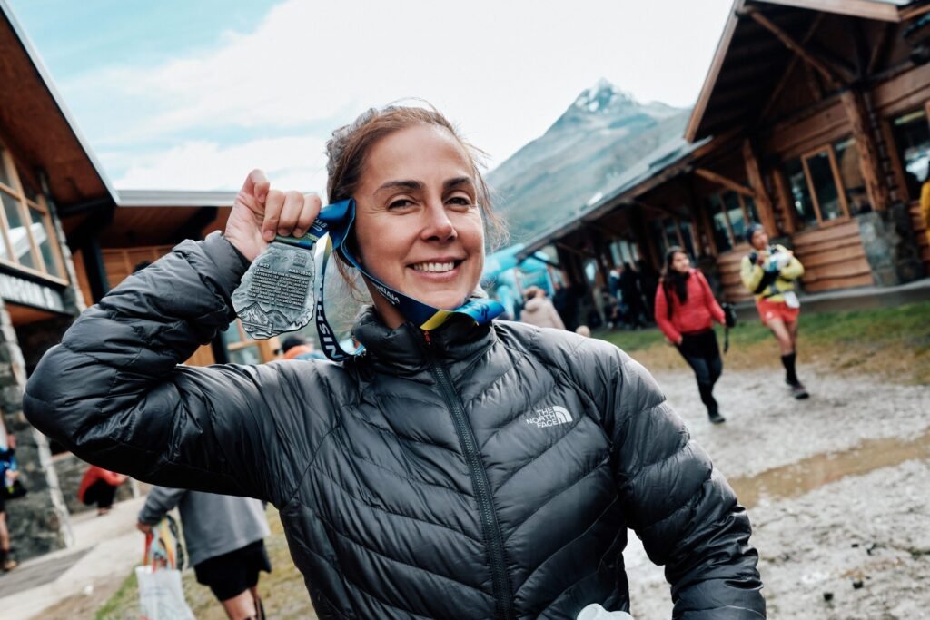 Carol Barcellos durante experiência de corrida e aventura na Patagônia, em Ushuaia