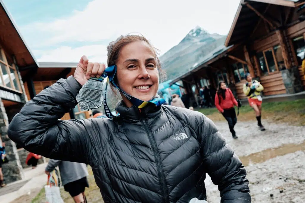 Carol Barcellos durante experiência de corrida e aventura na Patagônia, em Ushuaia