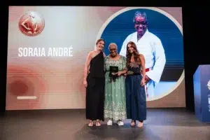 Ex-judoca Soraia André, homenageada com o brasão Isabel Salgado.