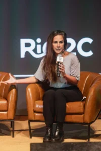 Carol Barcelos apresentando o podcast Muito Além do Esporte no Rio 2c