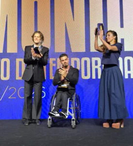 Carol Barcellos apresenta a premiação da CBDN na neve