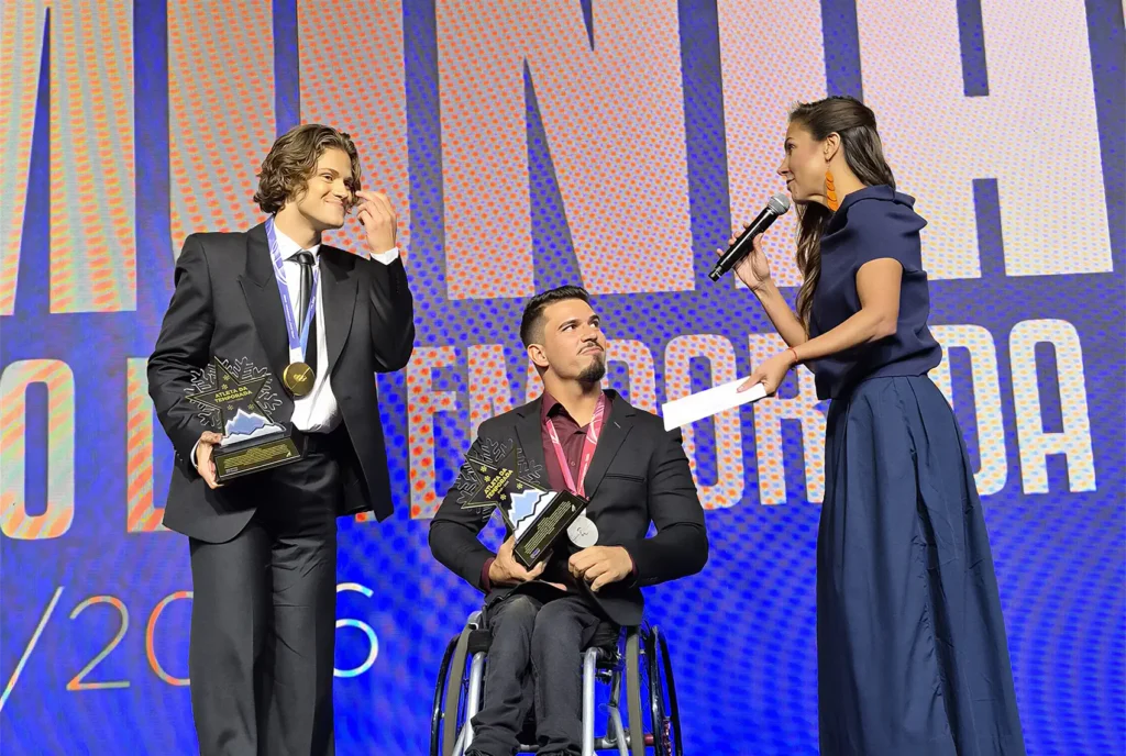 Carol Barcellos apresenta a premiação da CBDN na neve