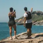 Carol Barcellos e Roberto Tadao Dum observam a paisagem durante uma trilha pelo litoral