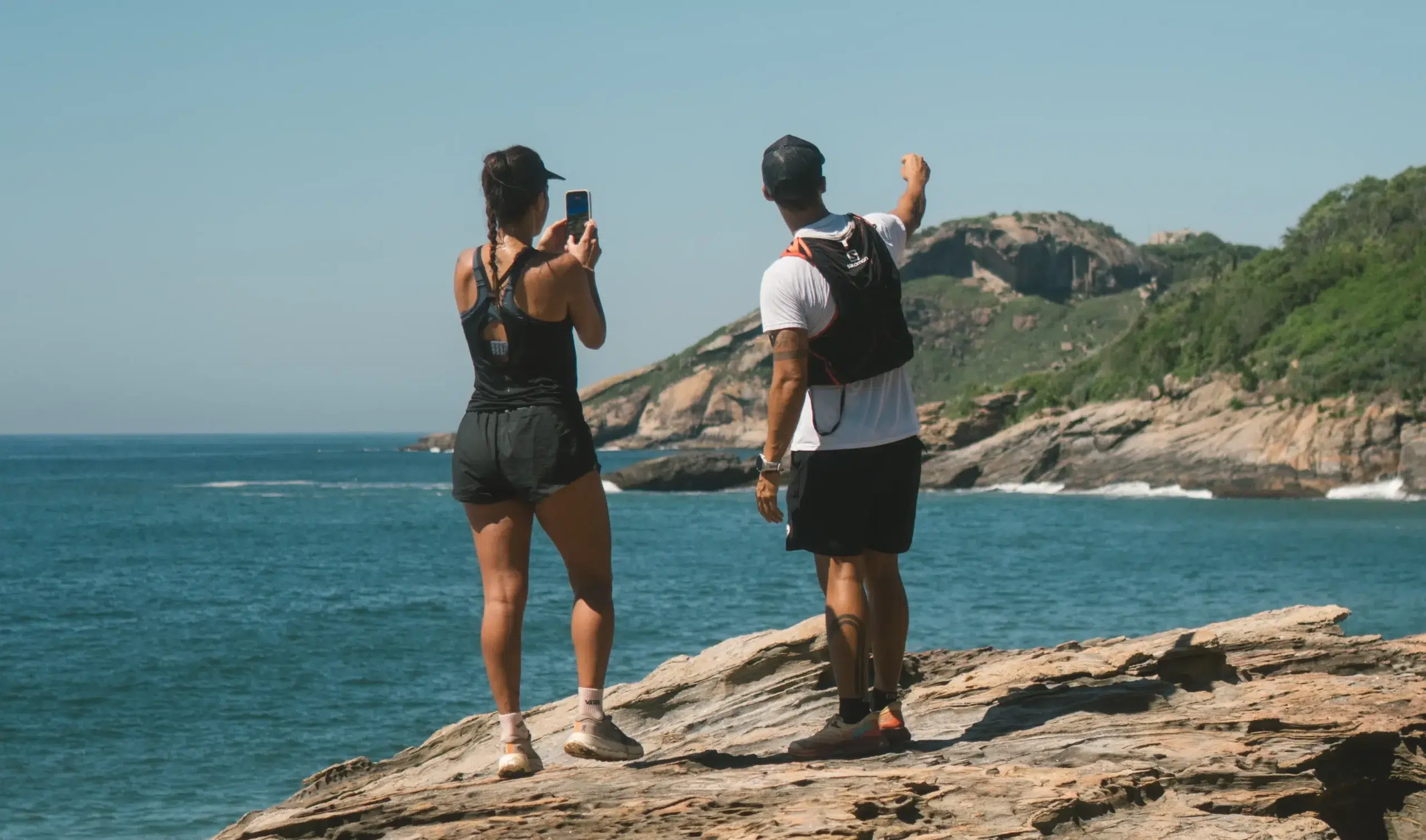Carol Barcellos e Roberto Tadao Dum observam a paisagem durante uma trilha pelo litoral