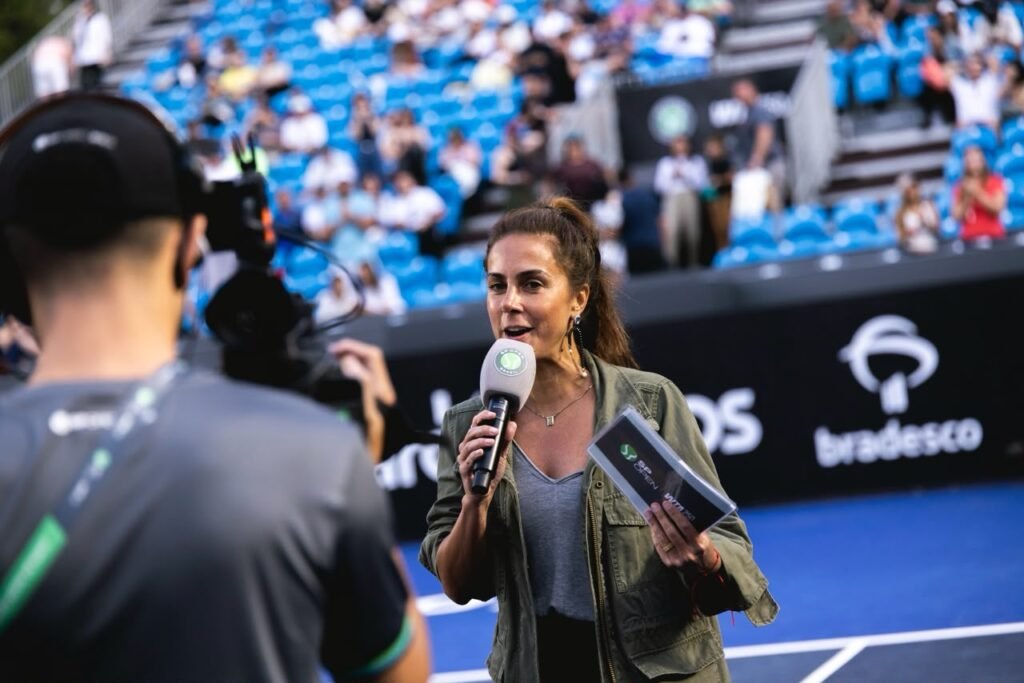 Carol Barcellos com microfone durante o SP Open