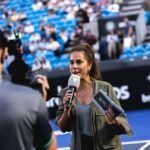 Carol Barcellos com microfone durante o SP Open